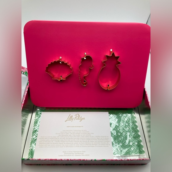 NEW Lilly Pulitzer GWP Cookie Exchange Kit With Cookie Cutters and Tin - Picture 3 of 8
